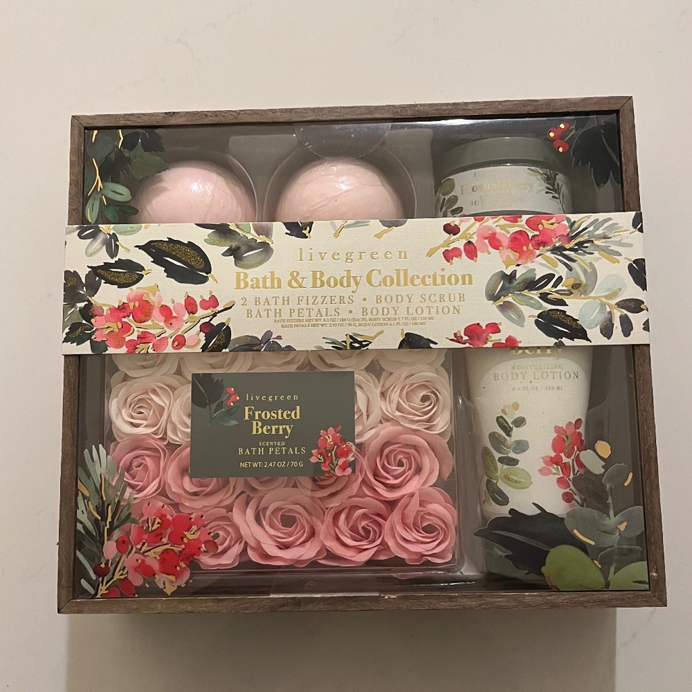 Livegreen Bath & Body Collection Frosted Berry Gift Set / Brand New